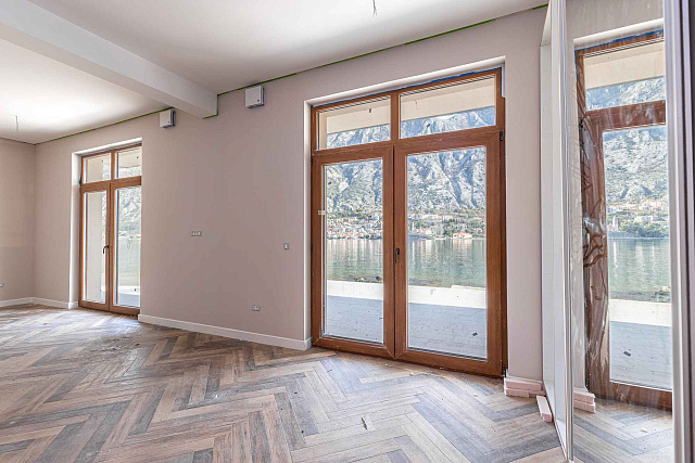 A luxurious three-story villa on the first sea line in  Kotor — photo 61